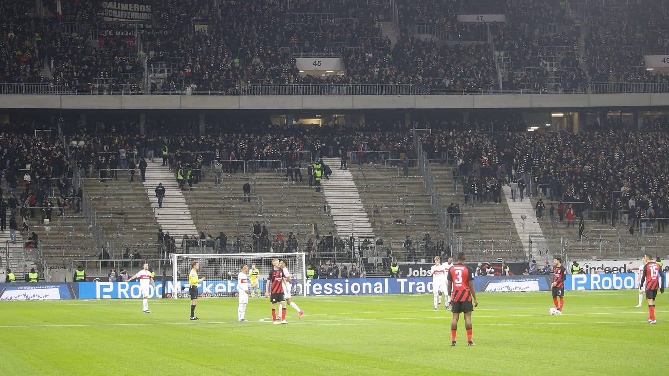 Die leere Frankfurter Fankurve während des Spiels gegen den VfB.