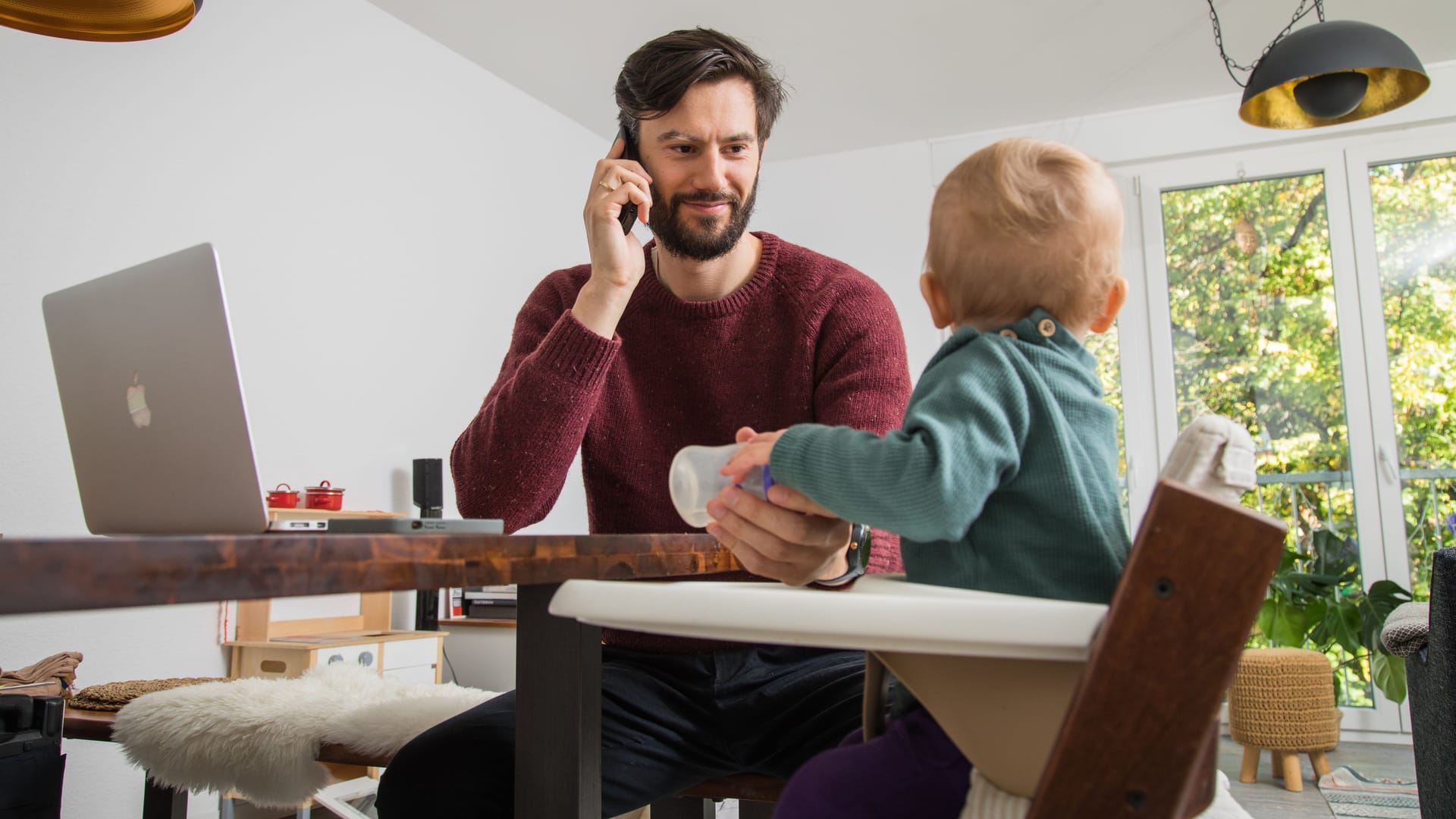 Ein Vater arbeitet im Homeoffice: Für das Steuerjahr 2023 gewährt der Staat eine höhere Pauschale.