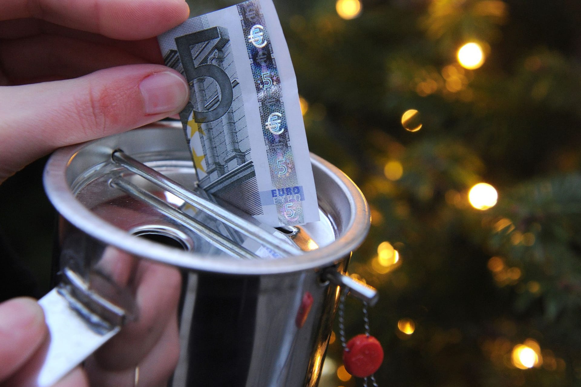Geld geht in einen Klingelbecher Geld geht in einen Klingelbecher