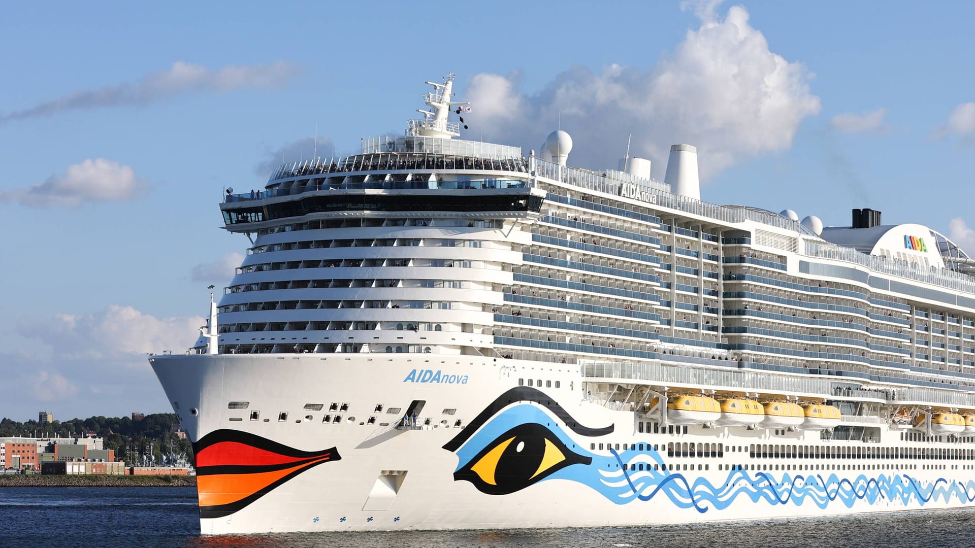 "Aida Nova" in der Kieler Förde: Mit dem Anlauf des Schiffes hat der Hafen am Samstag seine diesjährige Kreuzfahrtsaison beendet. "Aida Nova" in der Kieler Förde: Mit dem Anlauf des Schiffes hat der Hafen am Samstag seine diesjährige Kreuzfahrtsaison beendet.