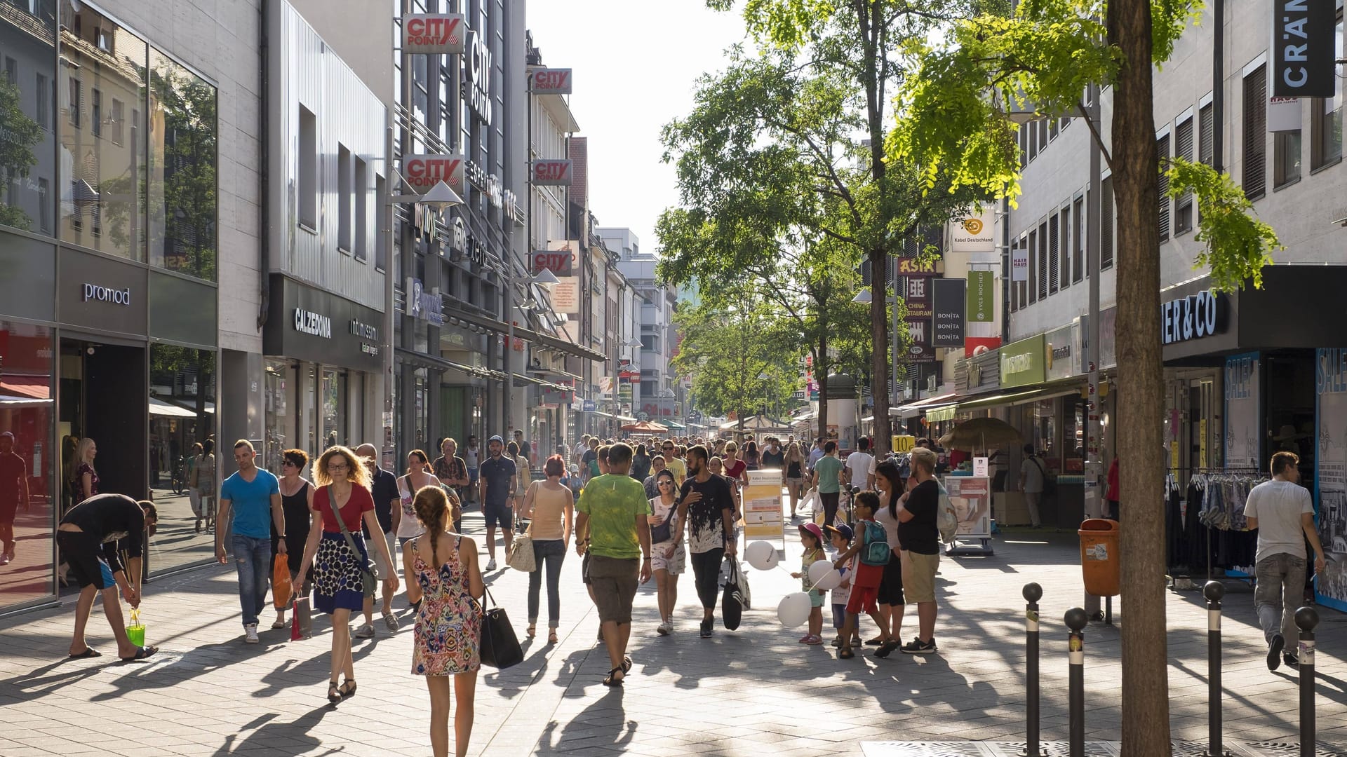 Die Breite Gasse in der Innenstadt (Archivbild): In Nürnberg leben Menschen mit 174 verschiedenen Staatsangehörigkeiten.