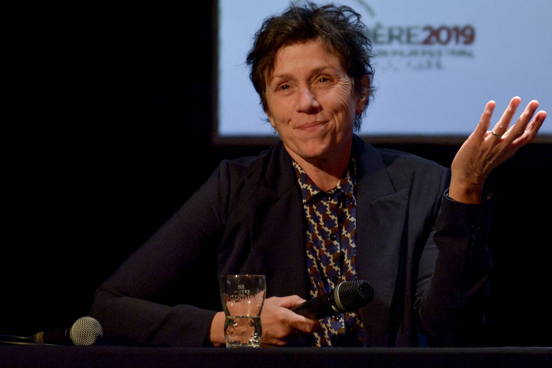 Frances McDormand: Ein Jahr, nachdem sie zur Welt kam, wurde die Schauspielerin adoptiert und wuchs bei ihren neuen Eltern auf, die insgesamt neun Kindern ein Zuhause schenkten.