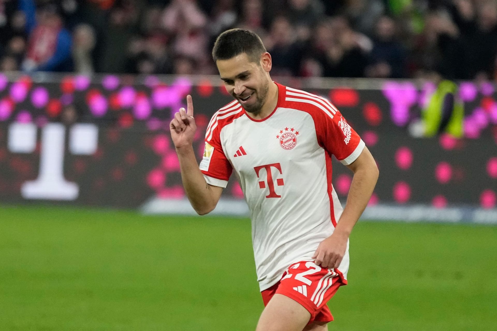 Raphaël Guerreiro (ab 60. Minute): Feierte nach seinen Muskelverletzungen ein Traumcomeback beziehungsweise Debüt für Bayern. Und traf gleich per Nachschuss zum wichtigen 3:2. Zeigte gleich, wie wichtig er für den Rekordmeister sein kann. Note 2