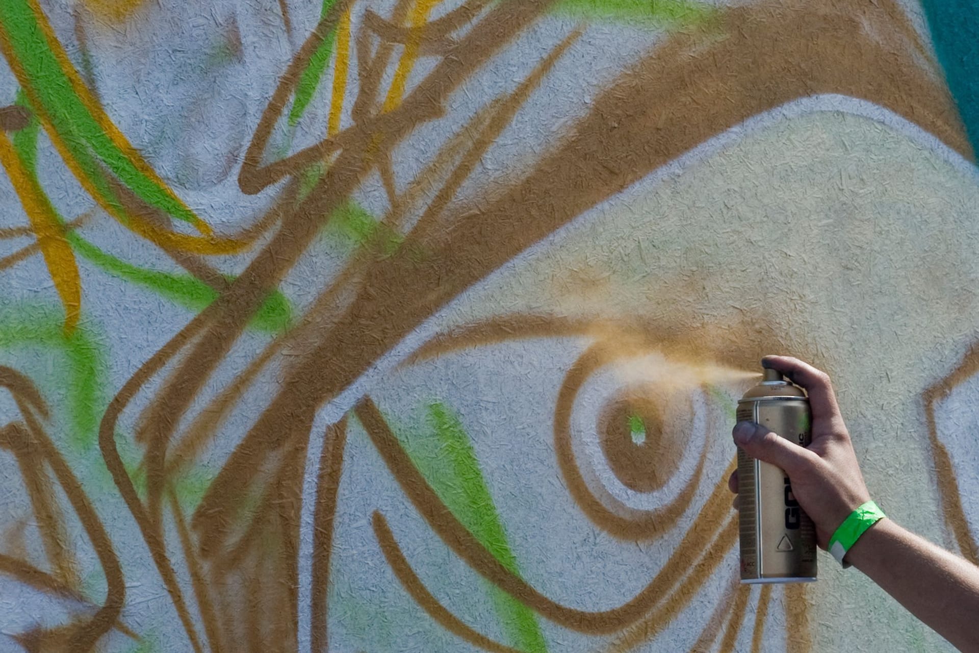 Hand hält Sprühdose Hand hält Sprühdose