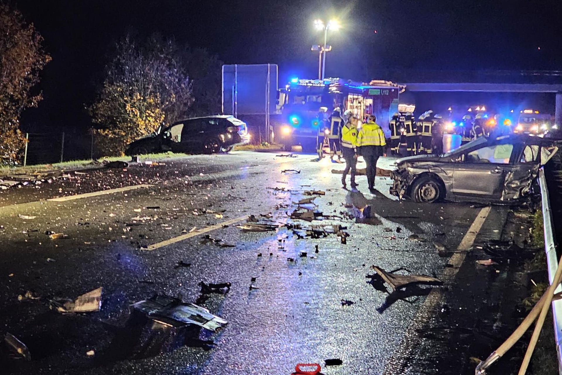 Tote bei Unfall auf A31 - Auto auseinandergerissen