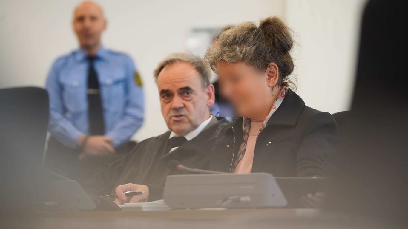 Die sächsische Hausärztin (rechts) mit ihrem Verteidiger Carsten Brunzel: Mit den falschen Atteste soll die 66-Jährige rund 48.000 Euro eingenommen haben.