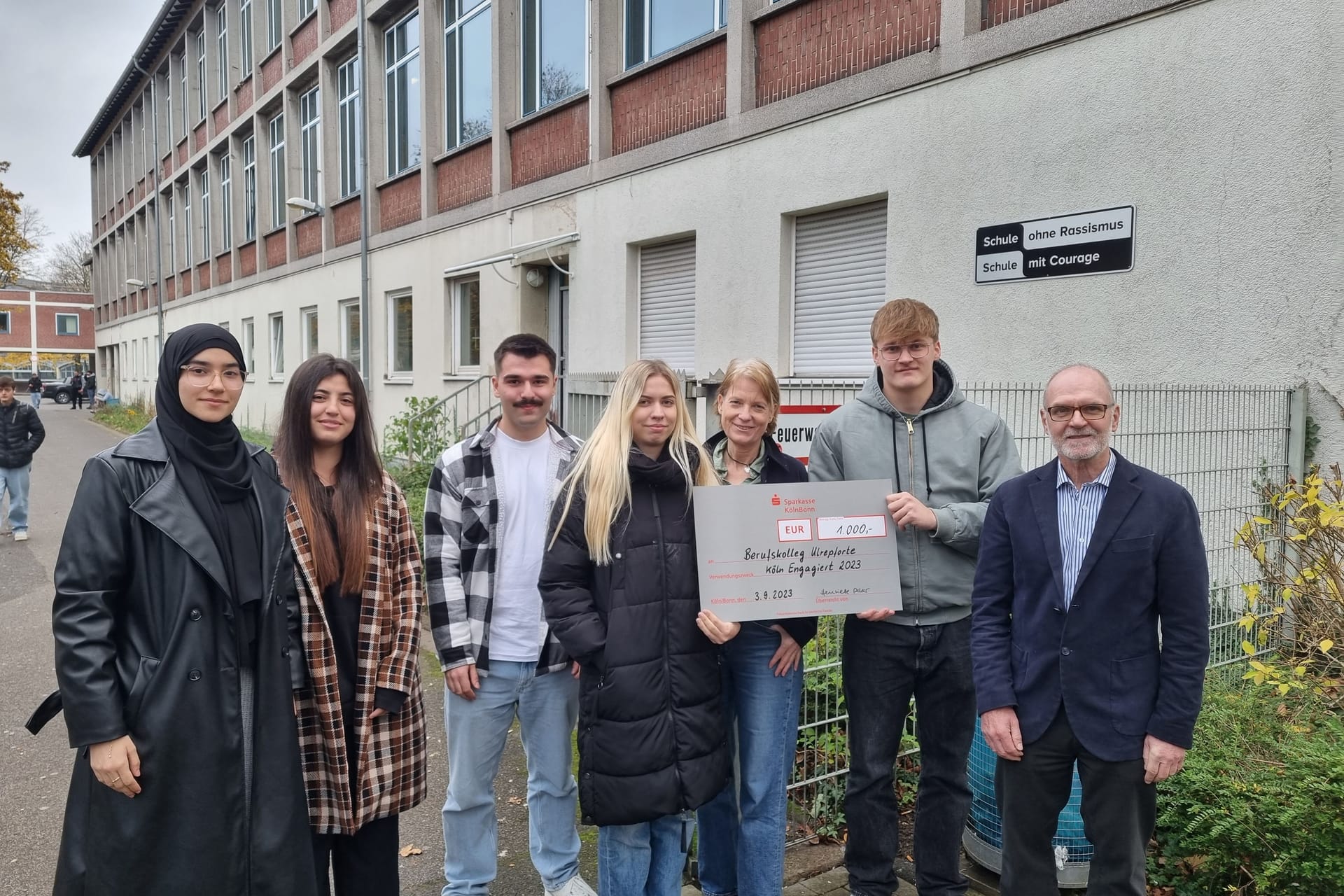 Stolz auf den Ehrenamtspreis: Yasmina Nejjar, Zalell Adil, Niklas Schünemann, Emma Feußner, Ursula Markgraf, Hannes Leinker und Wolfgang Linder (v.l).