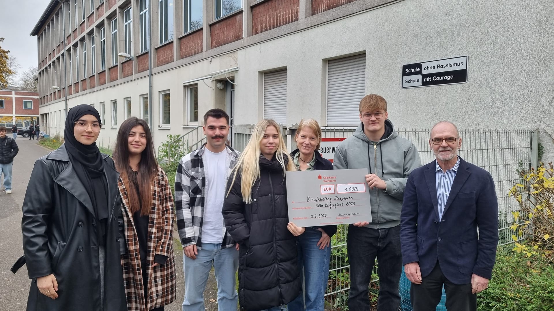 Stolz auf den Ehrenamtspreis: Yasmina Nejjar, Zalell Adil, Niklas Schünemann, Emma Feußner, Ursula Markgraf, Hannes Leinker und Wolfgang Linder (v.l).