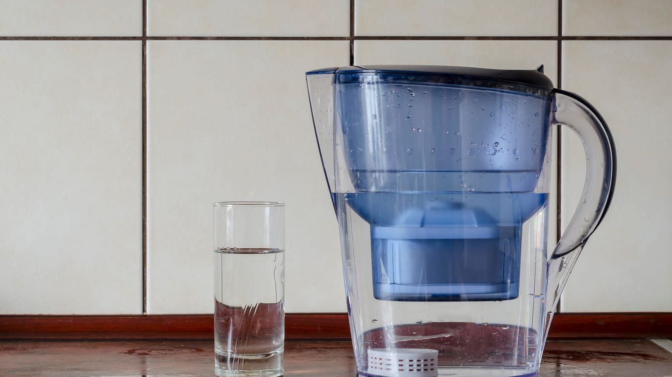 Wasserfilter: Haushalte mit kalkhaltigem Wasser verwenden oft Wasserfilterkannen.