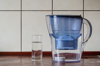 Wasserfilter: Haushalte mit kalkhaltigem Wasser verwenden oft Wasserfilterkannen.