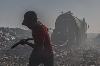 Ein Feuerwehrmann löscht Flammen in Gaza (Archivbild): Die Wasserpumpen im Süden des Gebiets waren vor einer Woche runtergefahren worden.