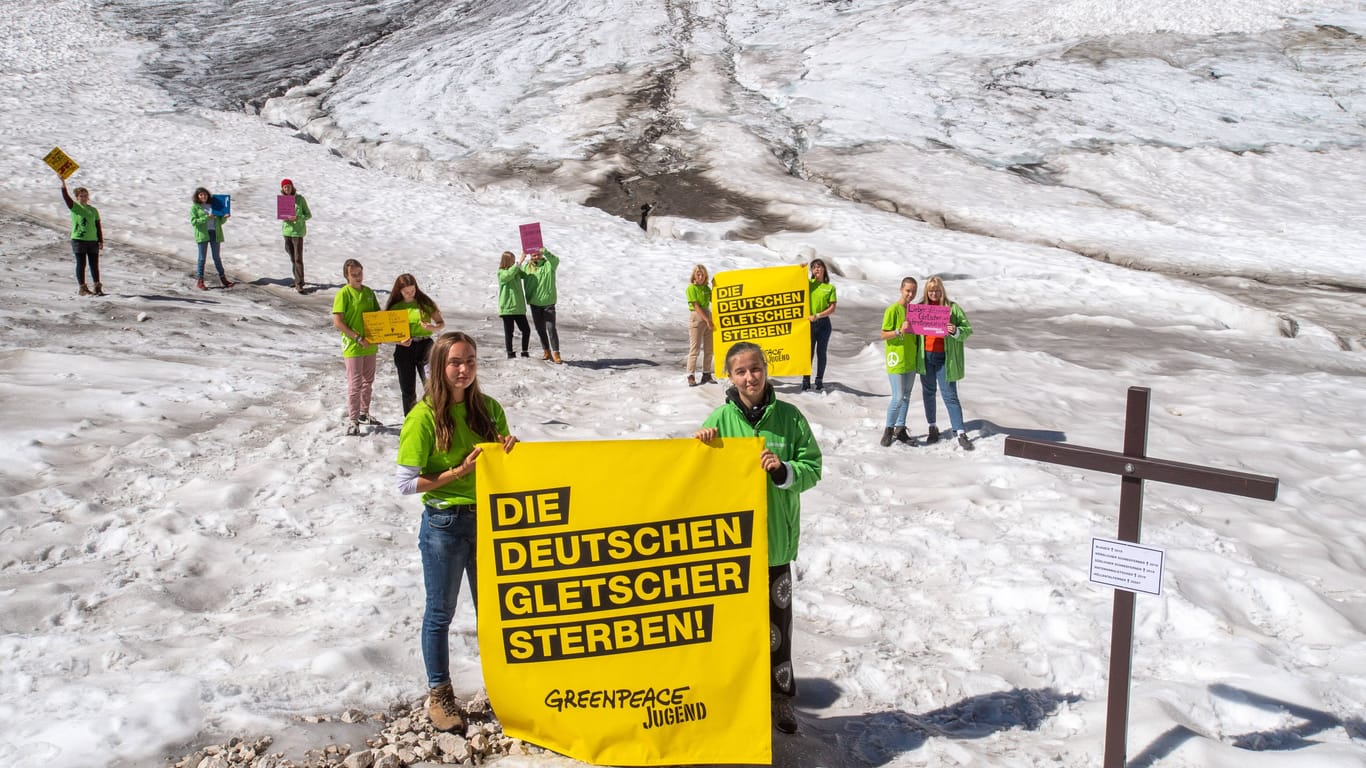 Mitglieder der Greenpeace-Jugend machten bereits 2019 auf dem Schneeferner auf das Sterben der Gletscher aufmerksam.
