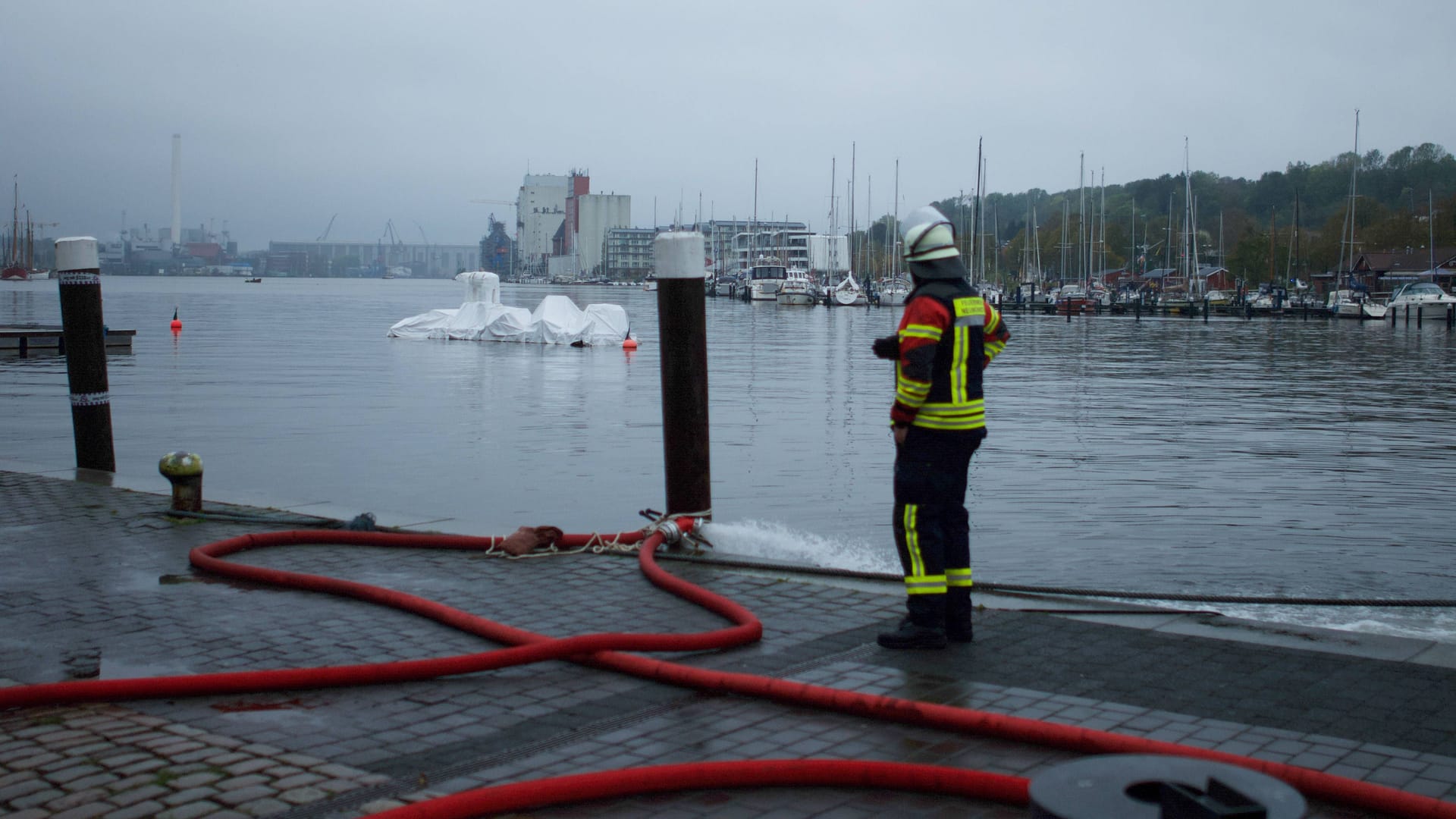 Einsatz an der Kaikante in Flensburg (Archivbild): Das Jahrhundert-Hochwasser wirkt sich auch Wochen später noch in Schleswig-Holstein aus.