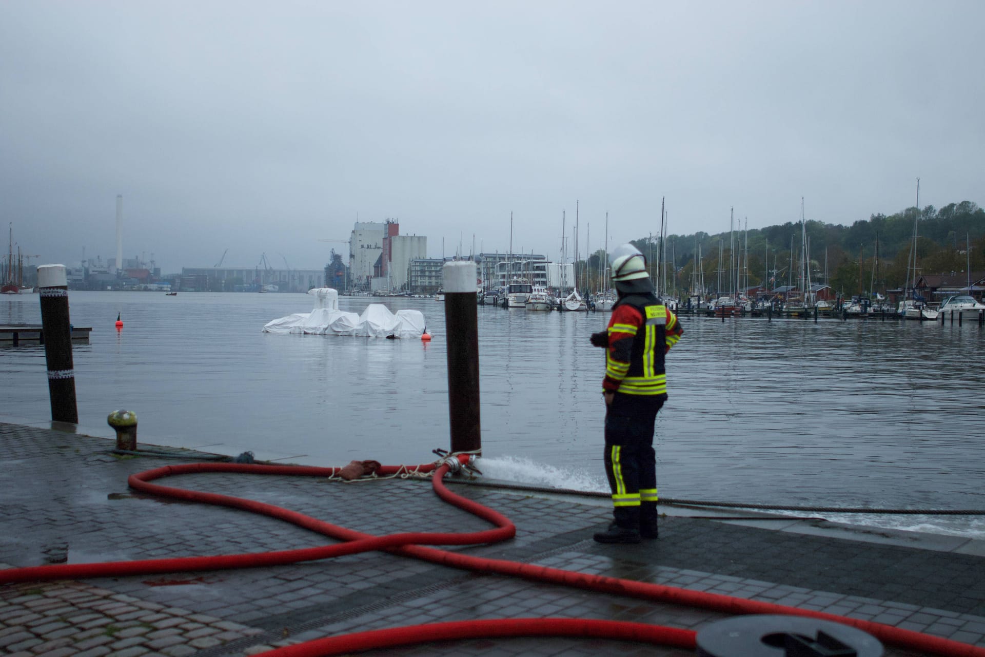 Einsatz an der Kaikante in Flensburg (Archivbild): Das Jahrhundert-Hochwasser wirkt sich auch Wochen später noch in Schleswig-Holstein aus.