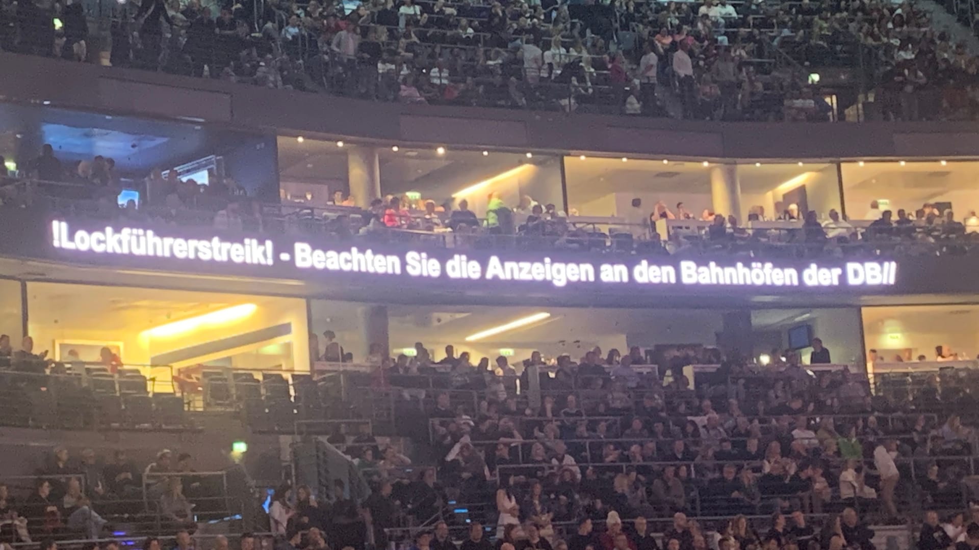 Wichtige Informationen trotz mangelhafter Rechtschreibung in der Lanxess Arena.