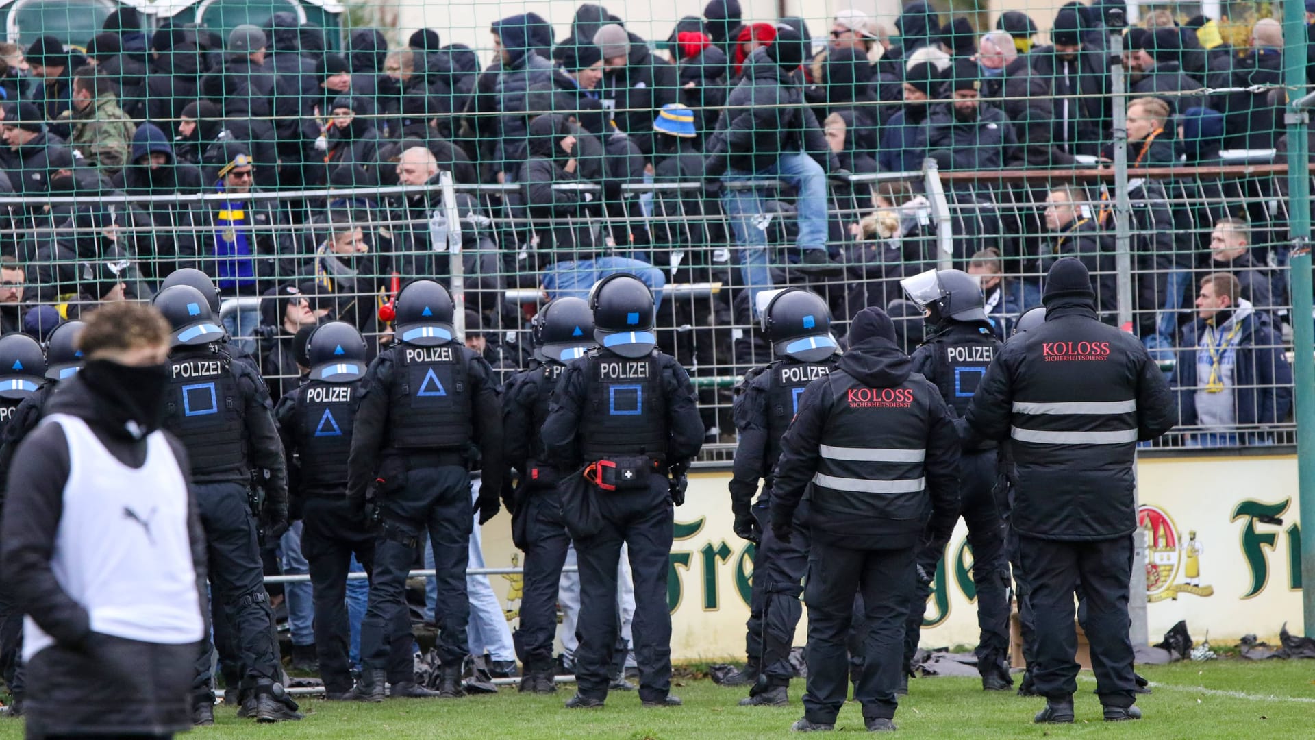 Einsatzkräfte der Polizei im Alfred-Kunze-Sportpark: Die Lage blieb weitestgehend ruhig, Zwischenfälle blieben jedoch nicht komplett aus. Einsatzkräfte der Polizei im Alfred-Kunze-Sportpark: Die Lage blieb weitestgehend ruhig, Zwischenfälle blieben jedoch nicht komplett aus.
