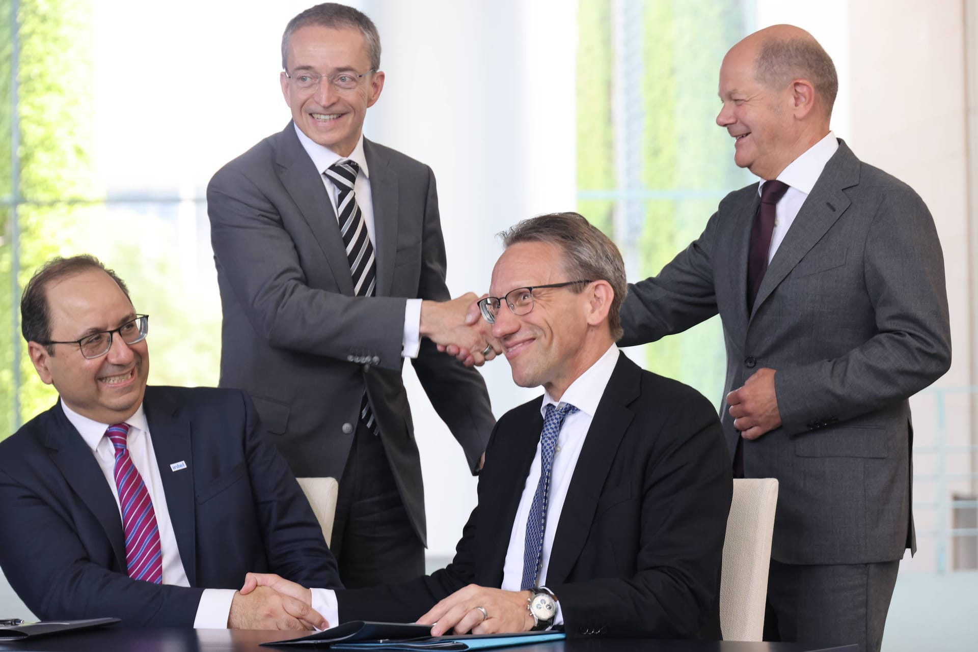 Da war die Freude noch groß: Der Kanzler und Spitzen des Unternehmens Intel bei der Unterzeichnung eines "Letter of intent" für ein Halbleiter-Werk in Magdeburg im Juni 2023.