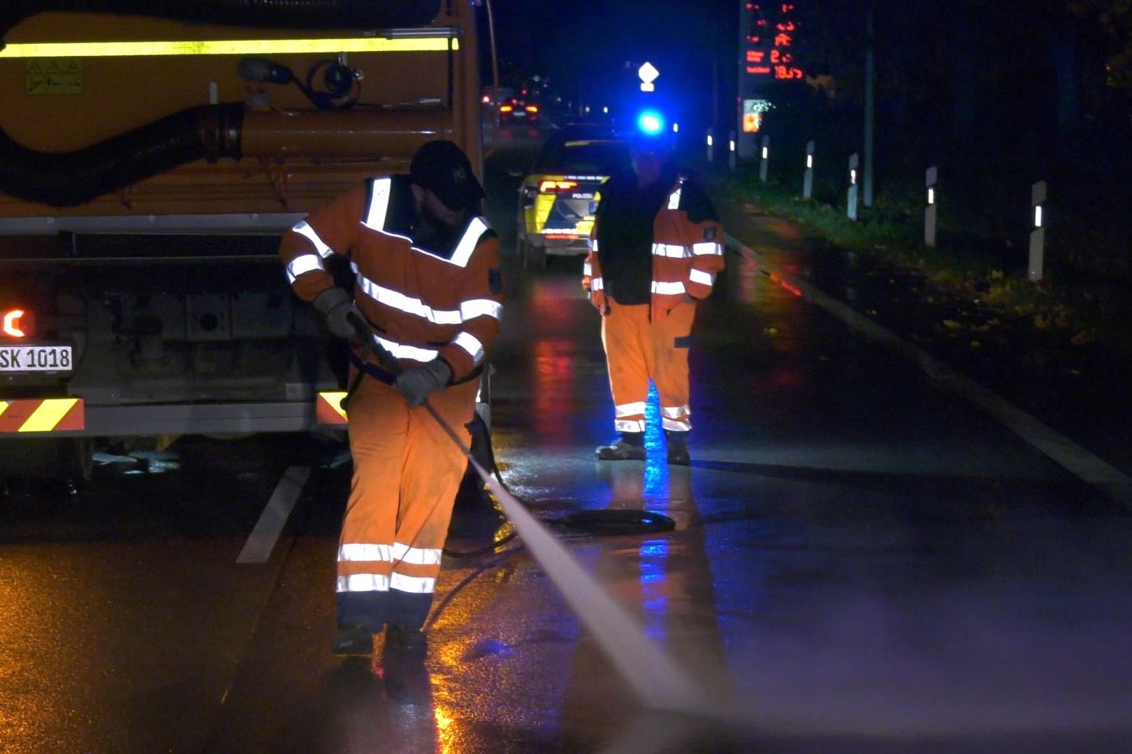 Nach Angaben der Polizei vom Donnerstagmorgen war das Tier von einem Gestüt in der Nähe abgehauen und auf einem Feldweg, der parallel zur Straße verläuft, gelaufen. Dabei habe das Tier mehrmals auf die Straße gewechselt, wo es schließlich mit einem Lkw zusammenstieß.Das Pferd überlebte den Unfall nicht, der Lkw wurde stark beschädigt. Die B44 wurde während der Bergungs- und Aufräumarbeiten in beide Richtungen gesperrt. Der Lkw musste abgeschleppt werden.