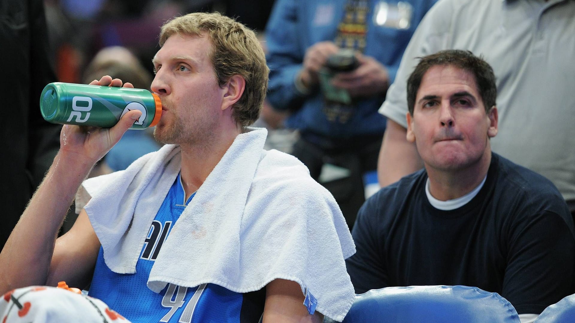 Dirk Nowitzki (links) mit Klub-Eigentümer Mark Cuban: Die Dallas Mavericks haben wohl bald einen neuen Besitzer.