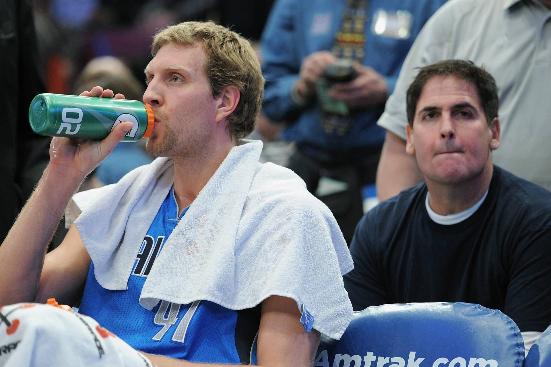 Dirk Nowitzki (links) mit Klub-Eigentümer Mark Cuban: Die Dallas Mavericks haben wohl bald einen neuen Besitzer.