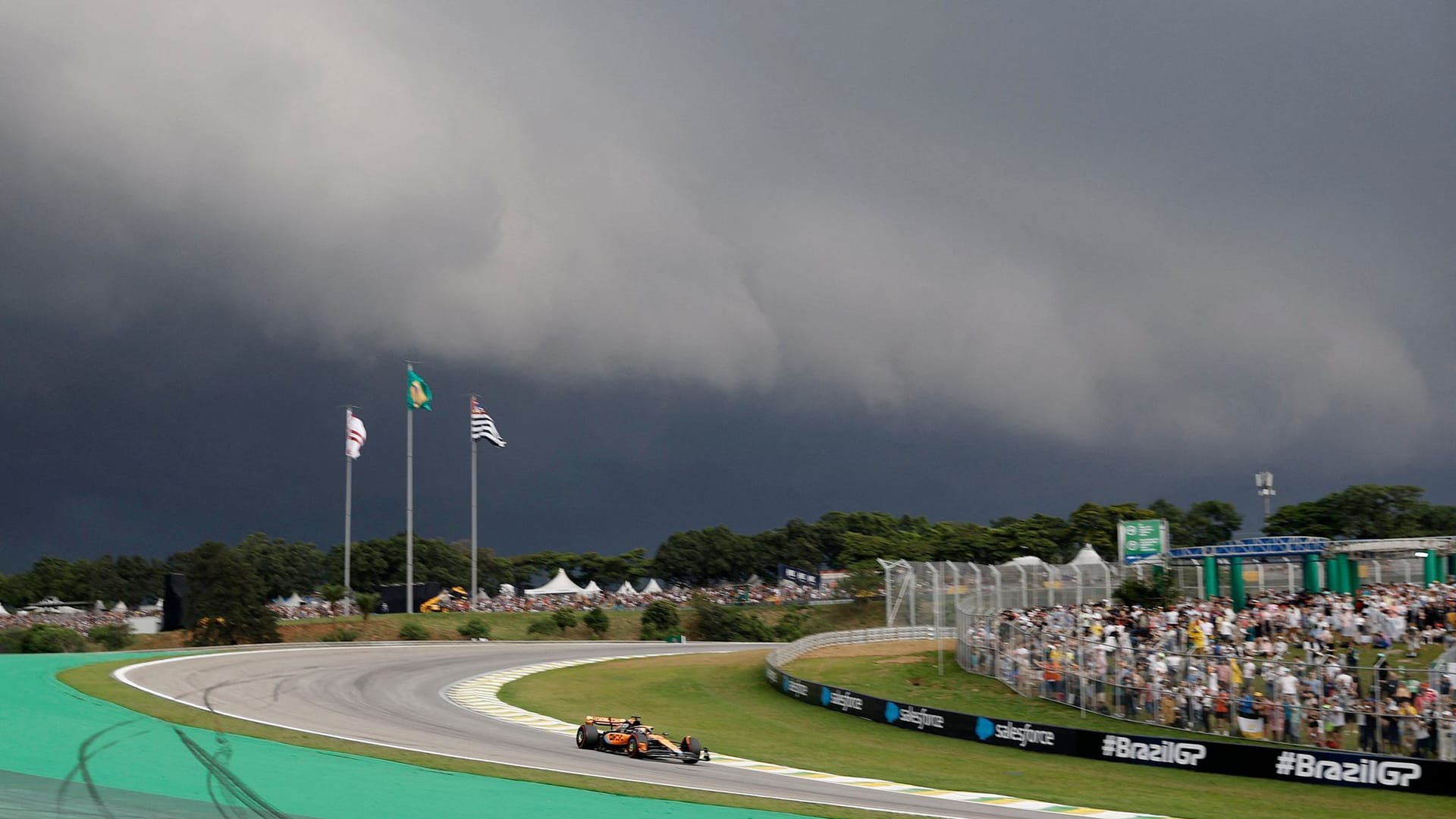 Dunkle Wolken über der Rennstrecke von São Paulo: Beim Formel 1 Qualifying stürzte sogar ein kleines Dach ein.