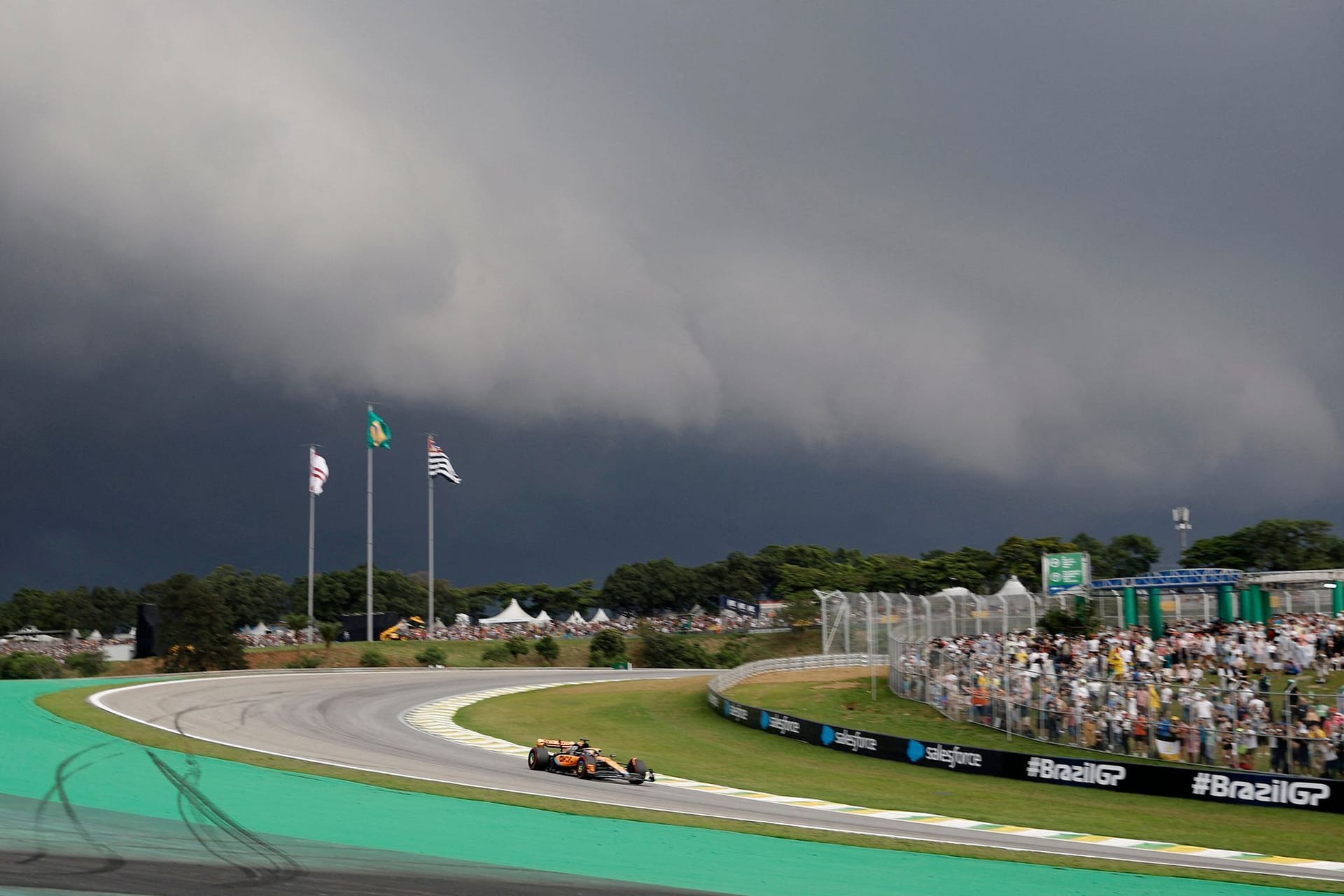 Dunkle Wolken über der Rennstrecke von São Paulo: Beim Formel 1 Qualifying stürzte sogar ein kleines Dach ein.