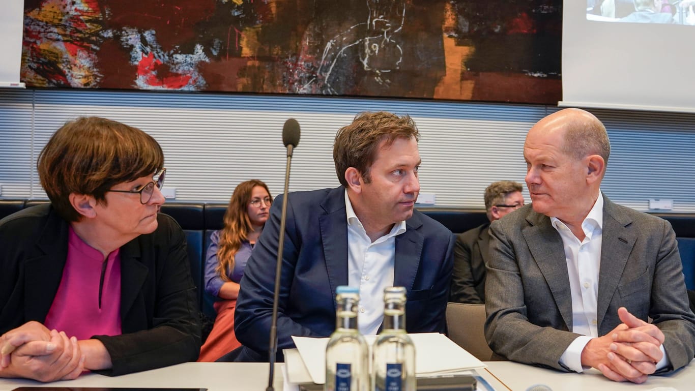 (Von links nach rechts) Saskia Esken, Lars Klingbeil, Olaf Scholz (Archivbild): Die SPD fordert in einem Leitantrag für ihren Parteitag im Dezember 100 Milliarden Euro Investitionen.