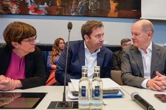 (Von links nach rechts) Saskia Esken, Lars Klingbeil, Olaf Scholz (Archivbild): Die SPD fordert in einem Leitantrag für ihren Parteitag im Dezember 100 Milliarden Euro Investitionen.