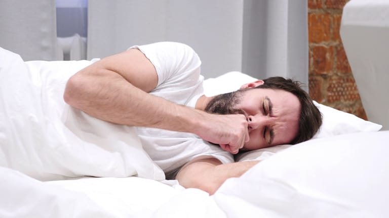 Nächtliches Husten ohne Erkältung: Was Husten im Liegen auslöst