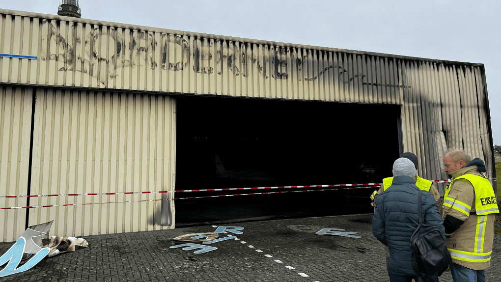 Mehrere Flugzeuge wurden durch Ruß und Hitze stark beschädigt. Auch der Hangar selbst bekam durch das Feuer einiges ab.