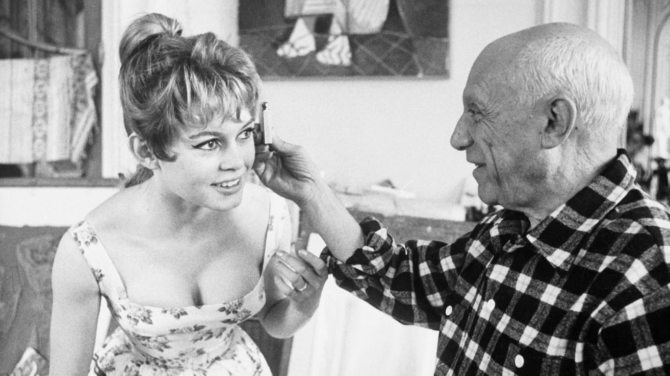 Picasso und Brigitte Bardot in den 1950er-Jahren: Der Maler studiert die Maße der Film-Ikone.