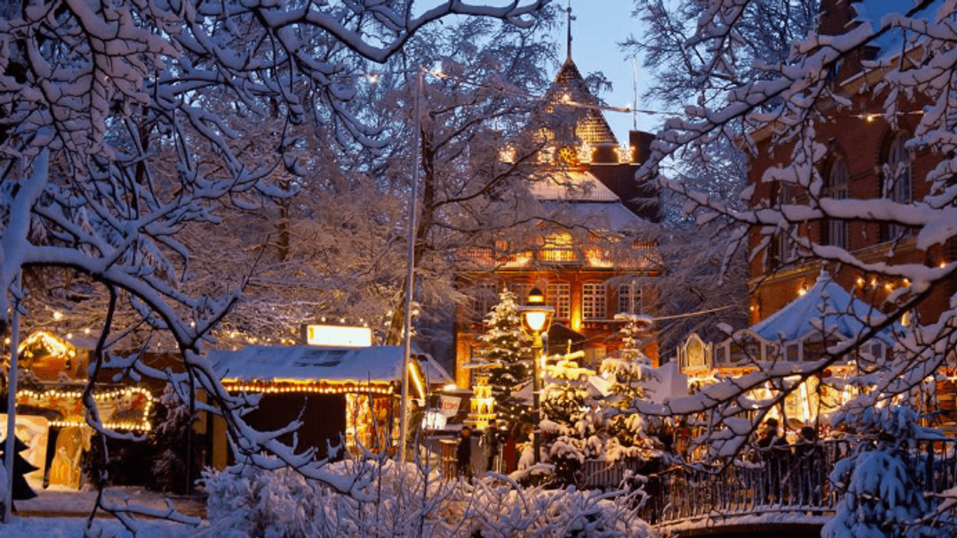 Der traditionelle Weihnachtsmarkt am Schloss (Archivfoto): Seit 2021 lockt die Stadt auch mit dem "Winterzauber" Besucher an.
