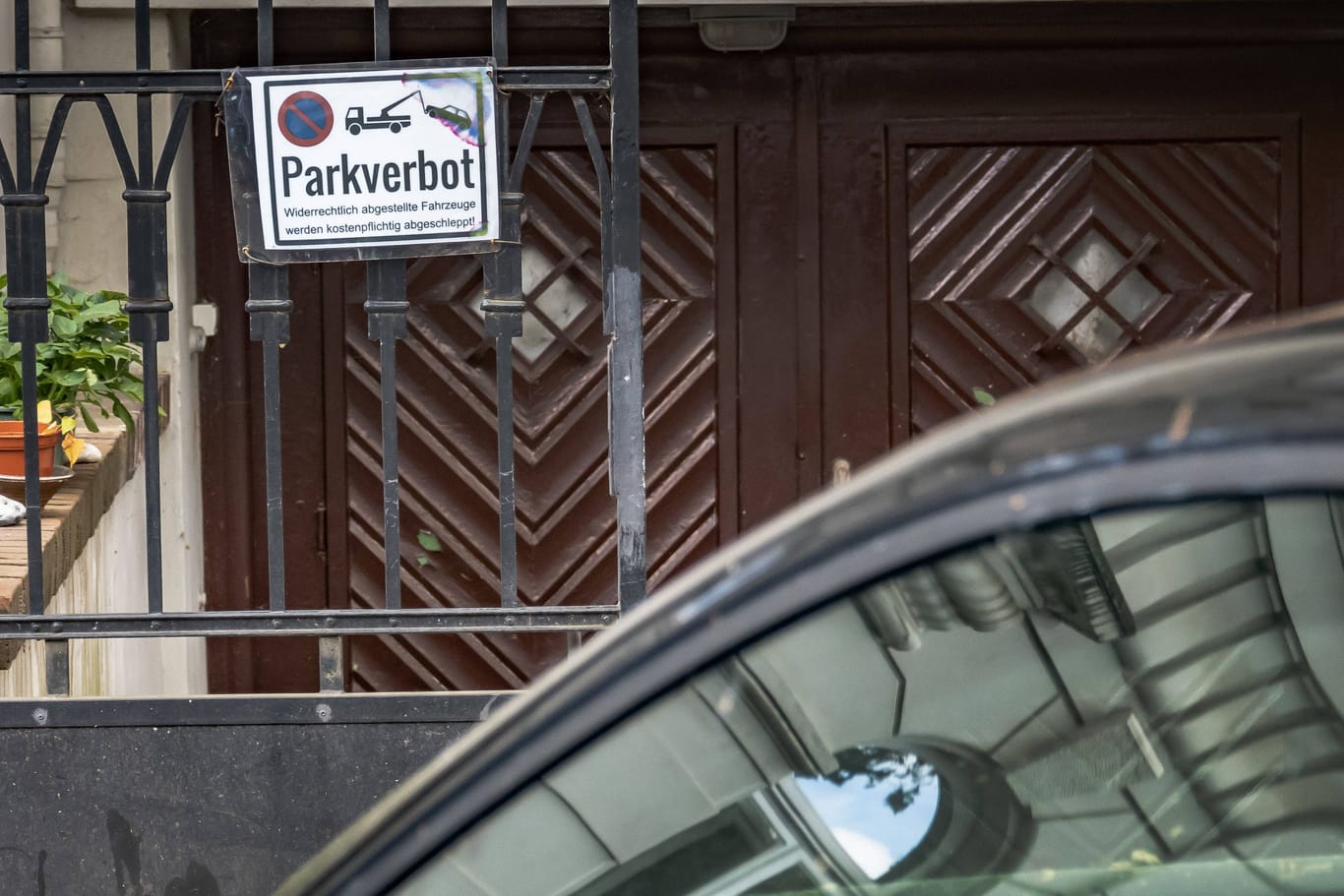 Ein Auto steht vor einer Einfahrt (Archivbild): Am Freitag können Autofahrer in Hamburg quasi parken, wo sie wollen.