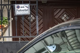 Ein Auto steht vor einer Einfahrt (Archivbild): Am Freitag können Autofahrer in Hamburg quasi parken, wo sie wollen.