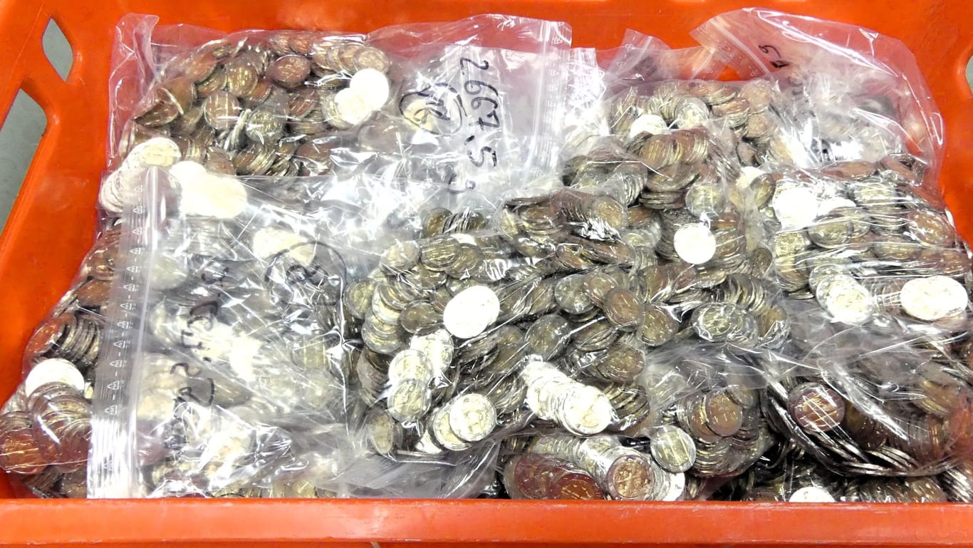 62 Kilogramm an 2-Euro-Münzen wurden von den Fahndern insgesamt gefunden.