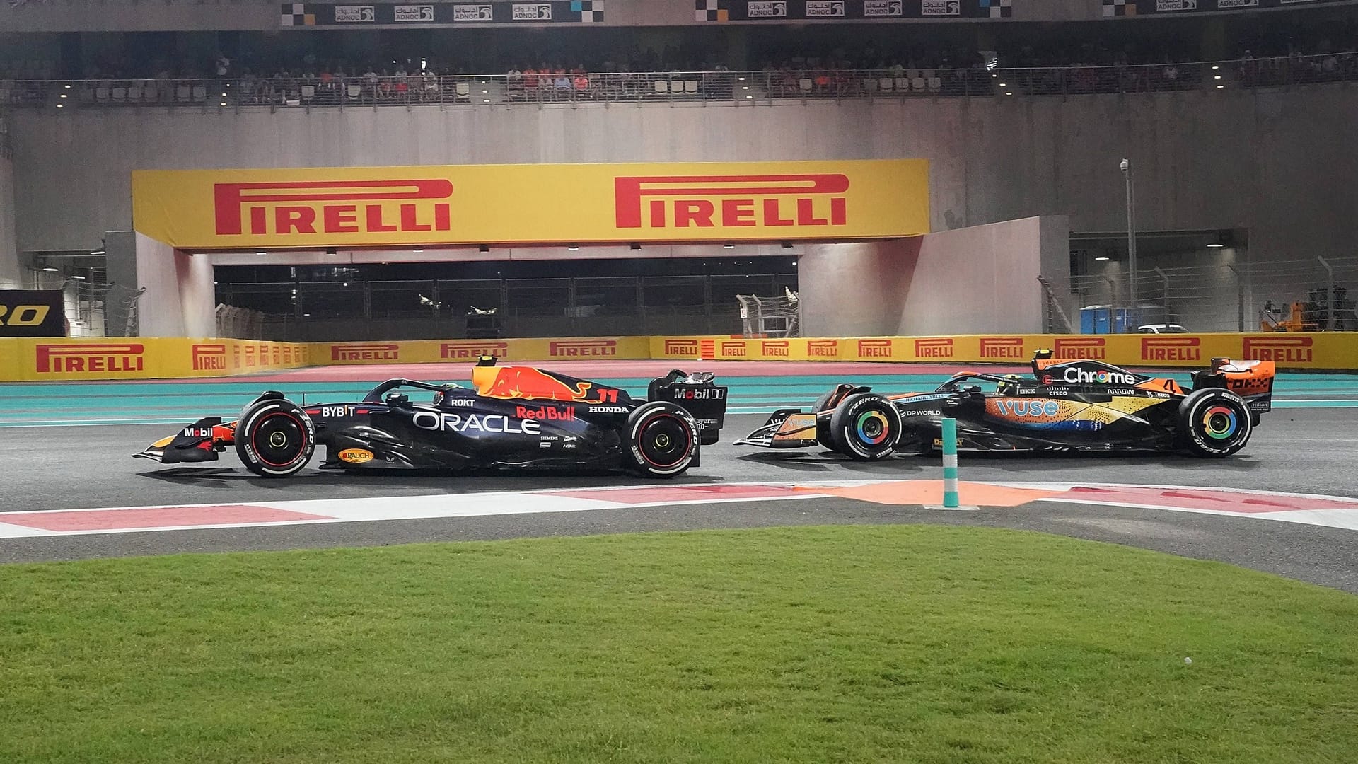 Sergio Pérez (l.) vor Lando Norris in Abu Dhabi.