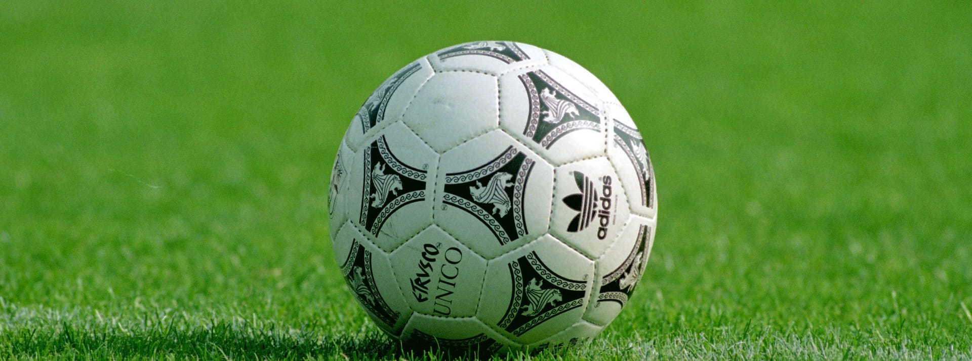 EM 1992: Der Adidas "Etrusco Unico" war der offizielle Spielball der Europameisterschaft 1992 in Schweden. In Deutschland ist er allerdings bekannter als der Ball der Weltmeisterschaft 1990 in Italien. Bei dieser wurde das Modell ebenfalls verwendet.