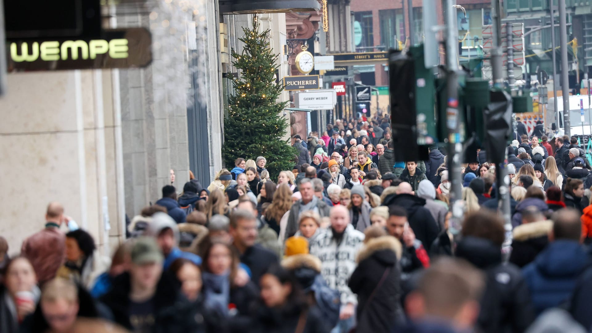 Zahlreiche Passanten sind zum Shoppen in der Hamburger Innenstadt unterwegs (Symbolbild): Der Stromversorger arbeitet an der Behebung des Problems. Zahlreiche Passanten sind zum Shoppen in der Hamburger Innenstadt unterwegs (Symbolbild): Der Stromversorger arbeitet an der Behebung des Problems.