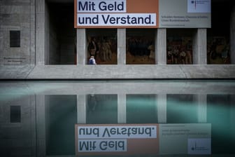 Ein Plakat zum Bundeshaushalt in Berlin (Symbolbild): Am Montagnachmittag beschloss das Kabinett den Nachtragshaushalt für das Jahr 2023.