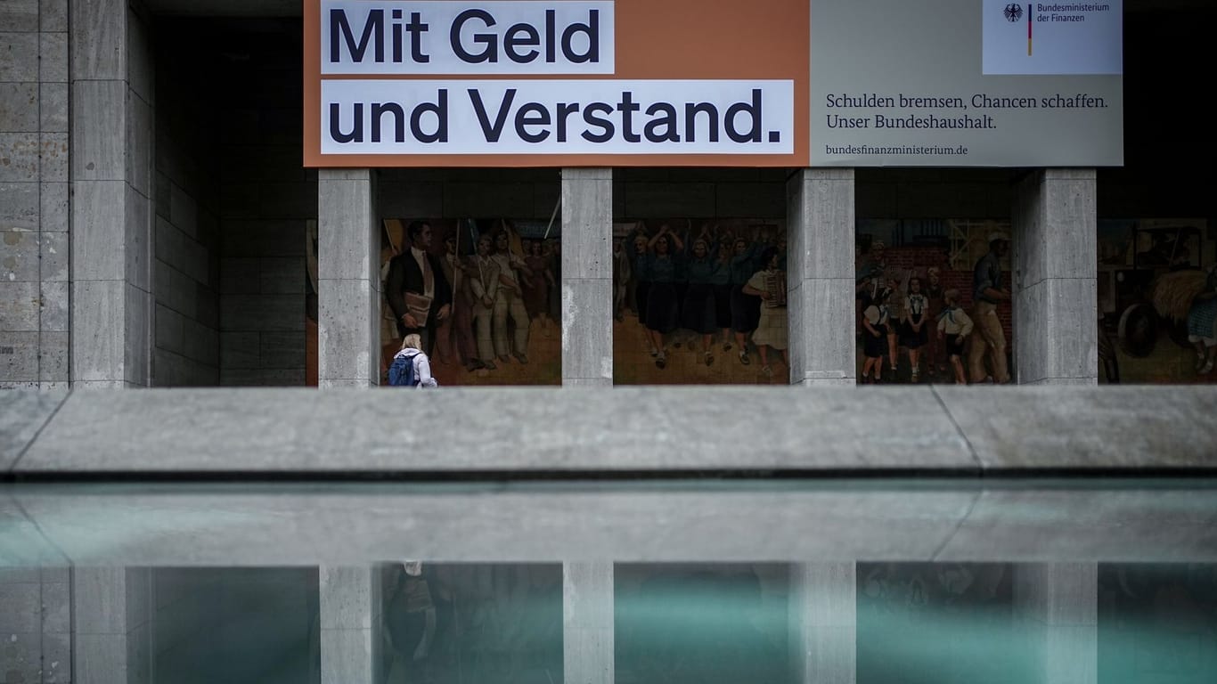 Ein Plakat zum Bundeshaushalt in Berlin (Symbolbild): Am Montagnachmittag beschloss das Kabinett den Nachtragshaushalt für das Jahr 2023.