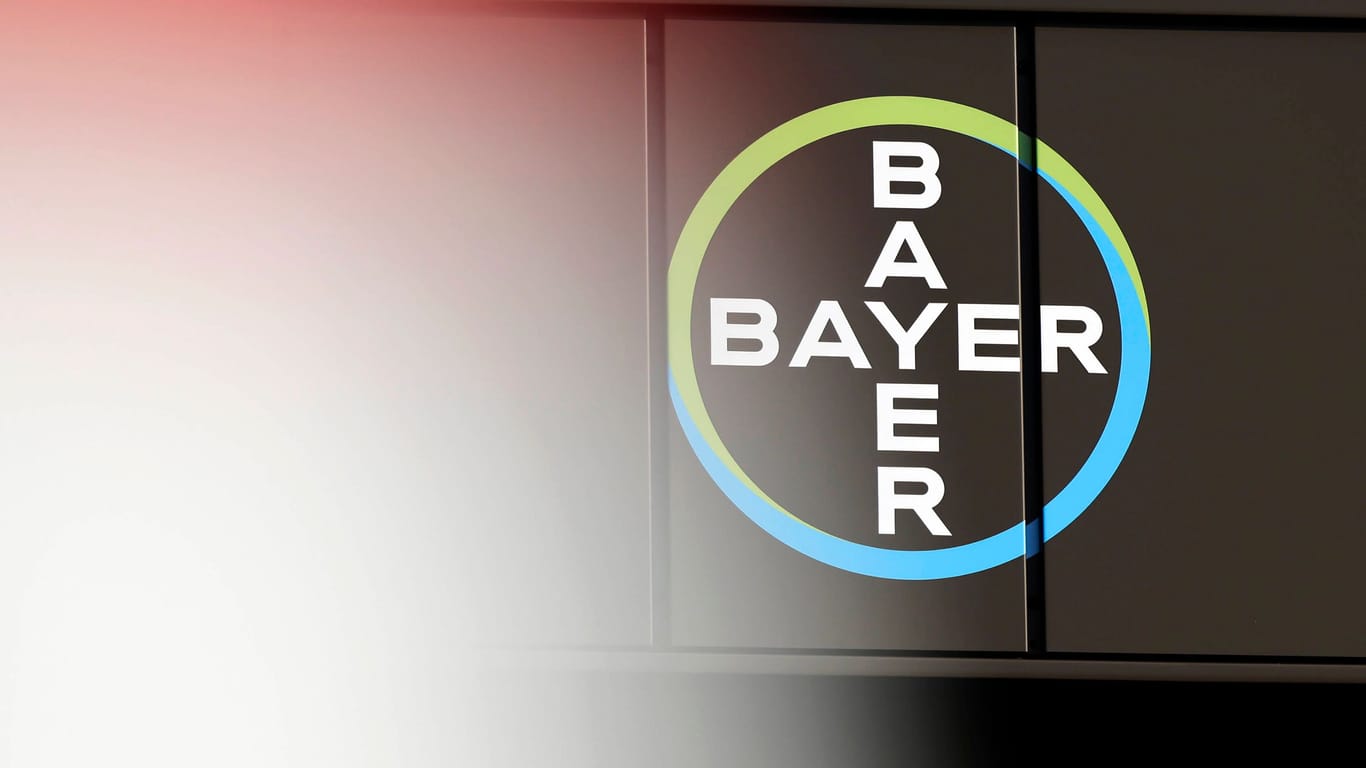 Leuchtendes Bayer-Logo (Symbolbild): Die Aktie ist zurzeit auf Talfahrt.