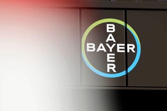 Leuchtendes Bayer-Logo (Symbolbild): Die Aktie ist zurzeit auf Talfahrt.