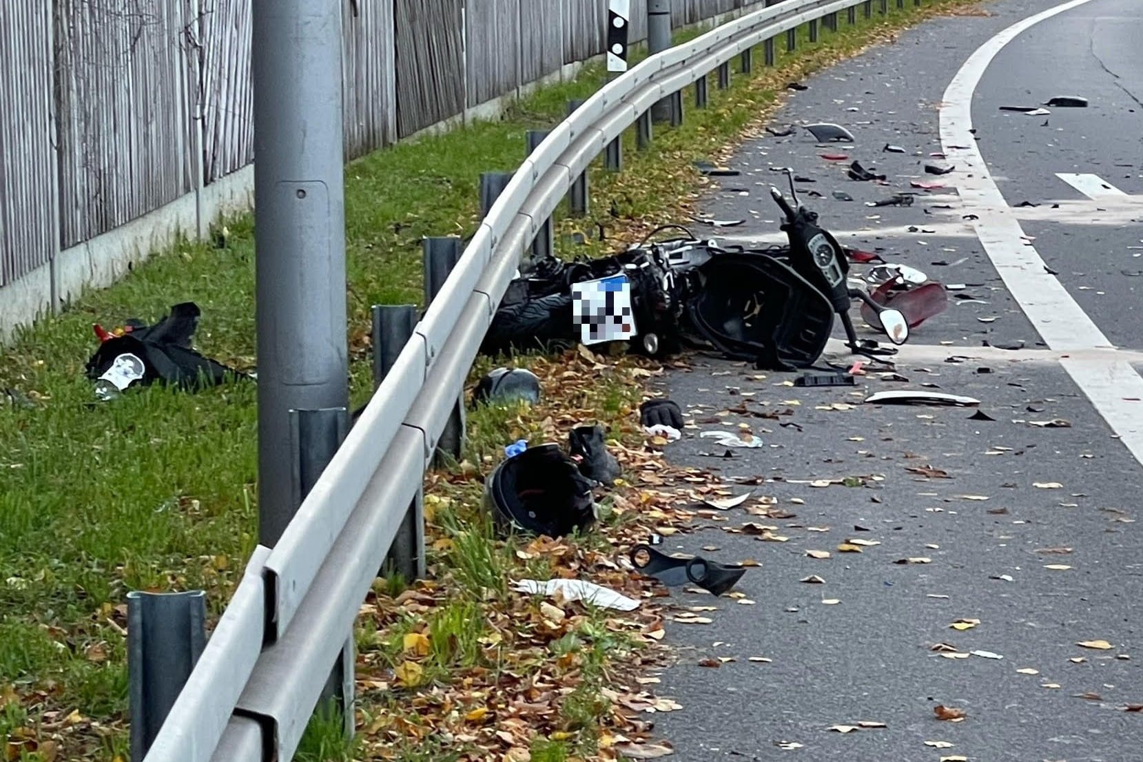 Der Roller am Straßenrand: Der Fahrer erlitt laut Polizei schwerste Verletzungen.