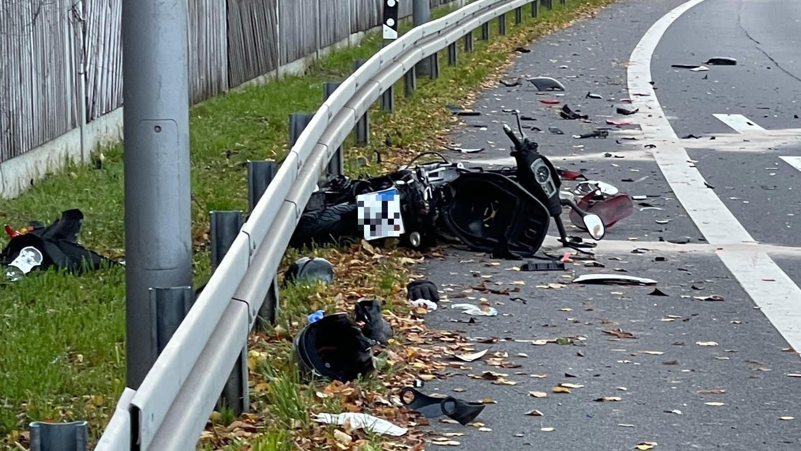 Der Roller am Straßenrand: Der Fahrer erlitt laut Polizei schwerste Verletzungen.