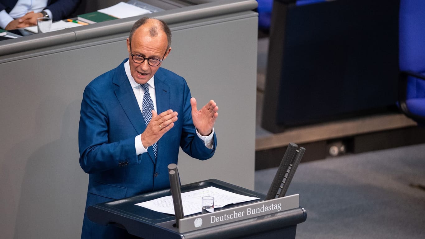 Friedrich Merz (CDU) im Bundestag: Der Oppositionsführer zeigt sich angriffslustig im Plenarsaal und warf der Ampel mehrfachen Verfassungsbruch vor.