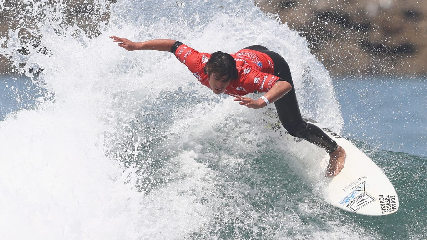 Israel Barona bei einem Wettbewerb in Frankreich (Archivbild): Der Surfer starb mit nur 34 Jahren