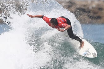 Israel Barona bei einem Wettbewerb in Frankreich (Archivbild): Der Surfer starb mit nur 34 Jahren