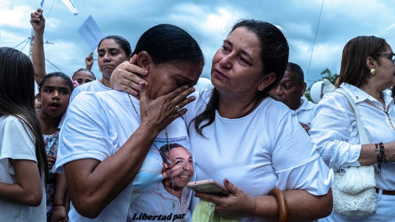 Weinende Frauen in Kolumbien: Sie wollen, dass der Vater von Luis Díaz freigelassen wird.
