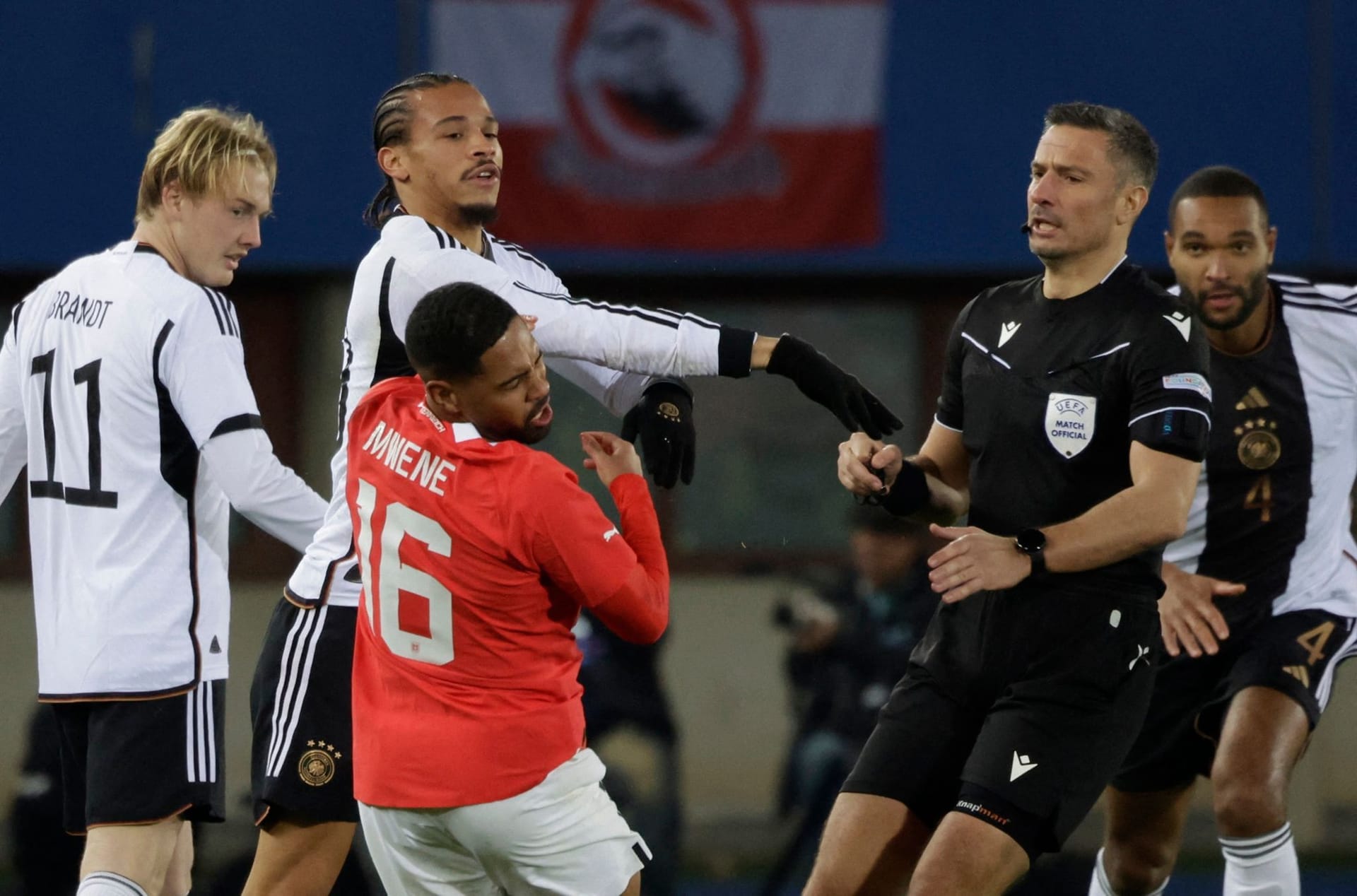 Die Kontrolle verloren: Leroy Sané (hinten) mit einer Tätlichkeit gegen Phillipp Mwene.