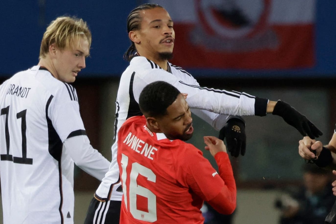 Die Kontrolle verloren: Leroy Sané (hinten) mit einer Tätlichkeit gegen Phillipp Mwene.